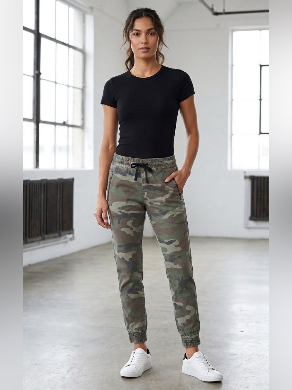TNA Camouflage Camo Jogger Pants in Olive & Khaki - Size Small